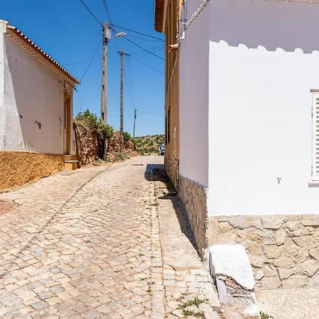 Charming Traditional House In Tiny, Cozy Village Apartamento